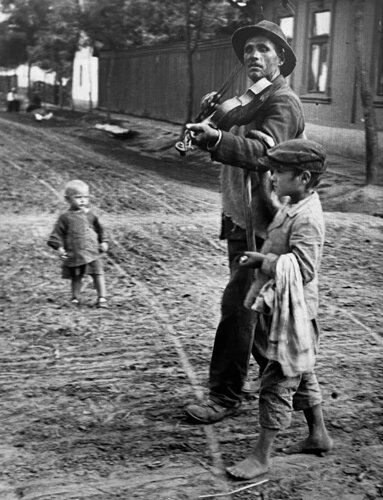 Wandering Violinist, July 19, 1921, Abony, Hungary van André Kertész, Fotografie te koop op Singulart