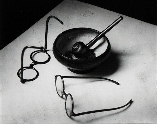 Mondrian's Glasses and Pipe, Paris, France par André Kertész, Photographie en vente sur Singulart