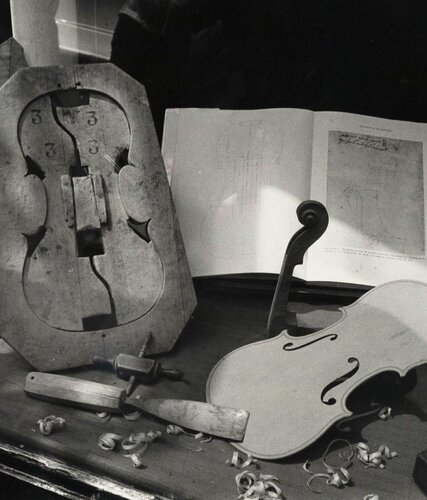 Violin Shop par André Kertész, Photographie en vente sur Singulart