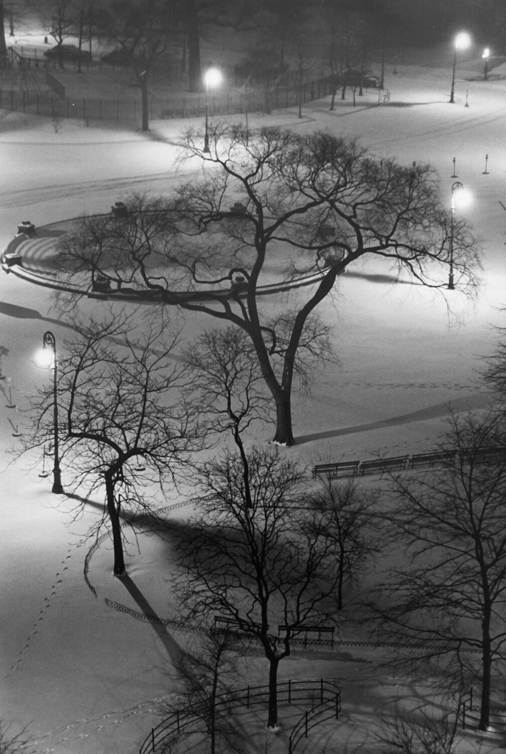 Washington Square Park at Night André Kertész Fotografia in vendita