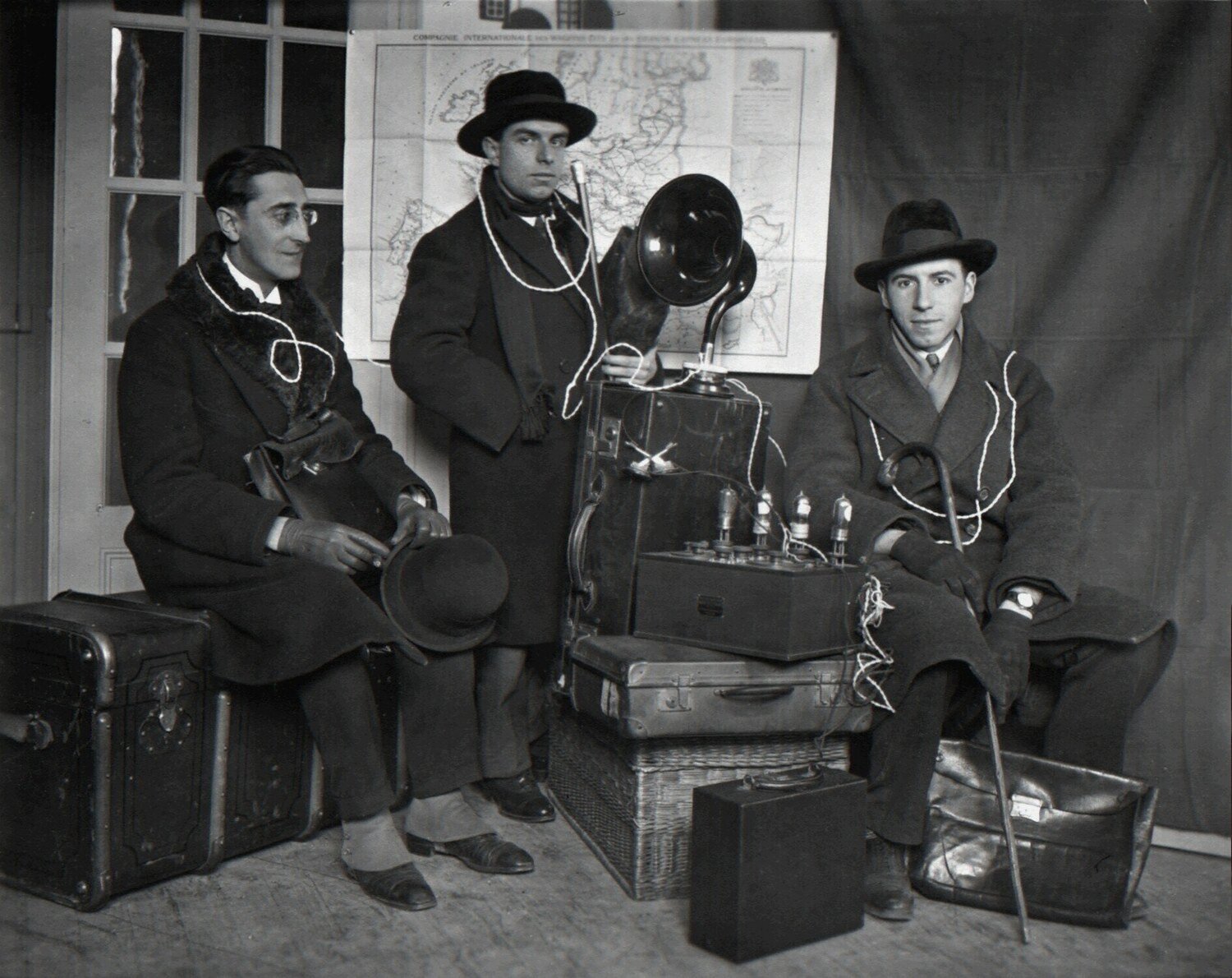 Paul Dermée, Prampolini and Seuphor, Paris André Kertész Fotografie zu verkaufen