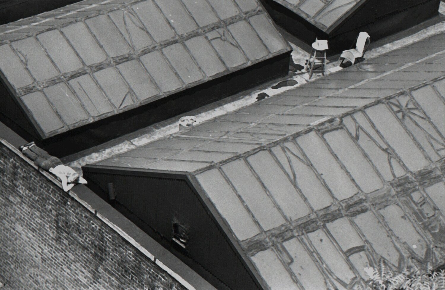 New York Painter on Roof André Kertész Fotografie zu verkaufen