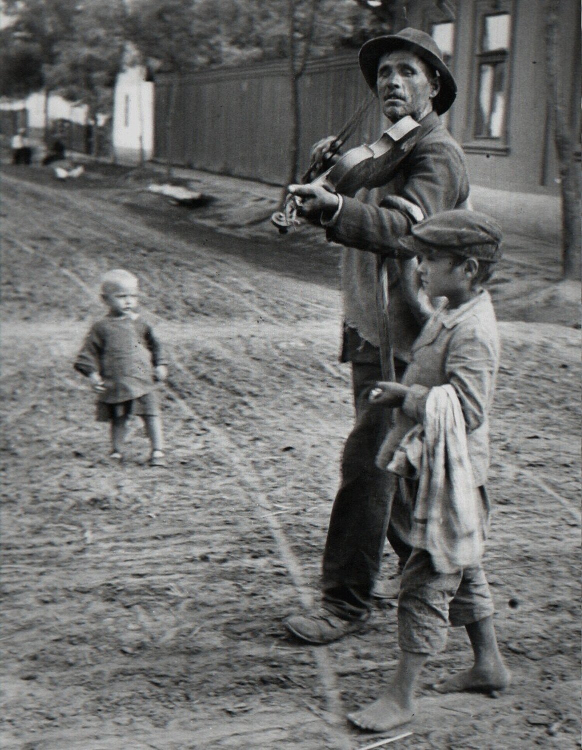 Blind Musician, Abony, Hungary André Kertész Fotografie zu verkaufen