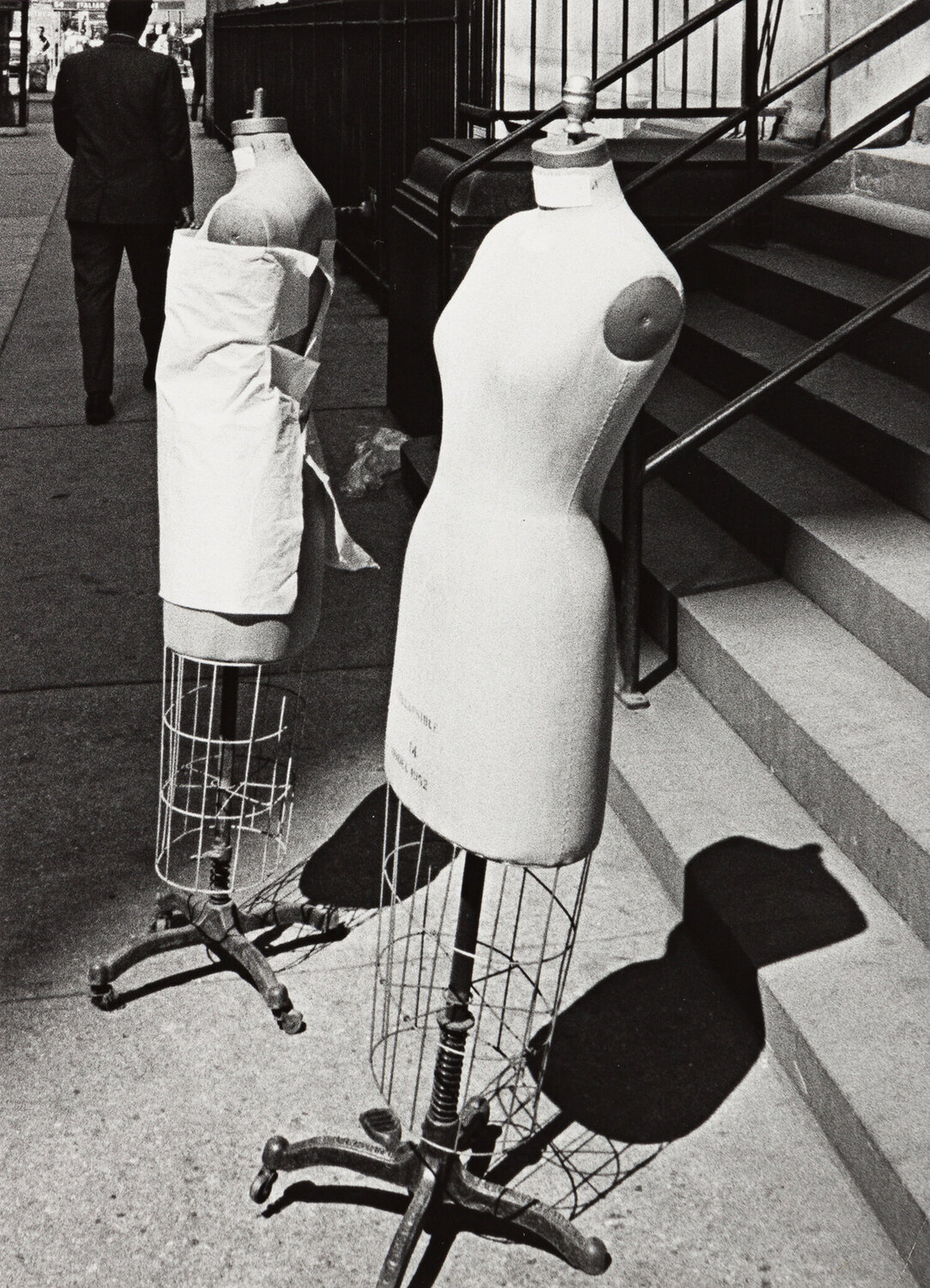 Dress Mannequins André Kertész Fotografie zu verkaufen