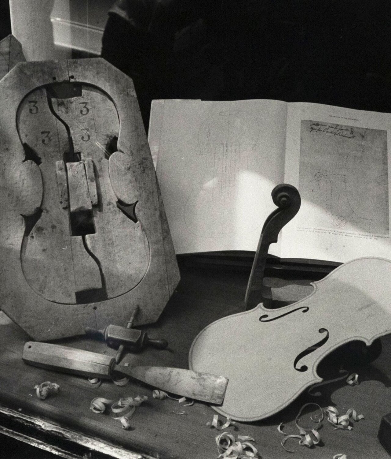Violin Shop André Kertész Fotografie te koop