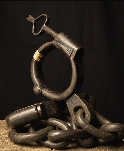 Iron shackle, (Torture) van Andres Serrano, Fotografie te koop op Singulart