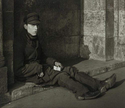 Streichholzverkäufer, IV/27/9 par August Sander, Photographie en vente sur Singulart