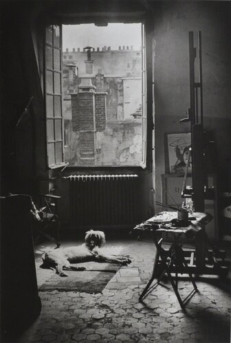 Atelier de Picasso, Rue des Grands-Augustins son Chien Kasbeck de Brassaï, Fotografía a la venta en Singulart