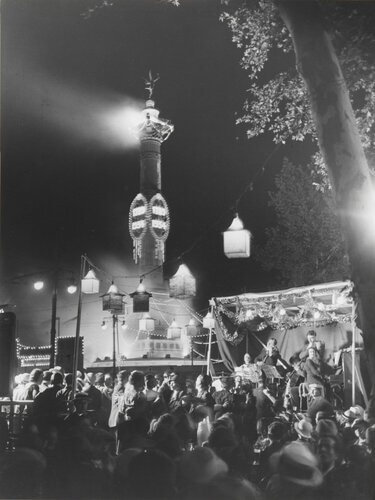 “Le 14 Juillet, Place De La Bastille, Paris de Brassaï, Fotografía a la venta en Singulart