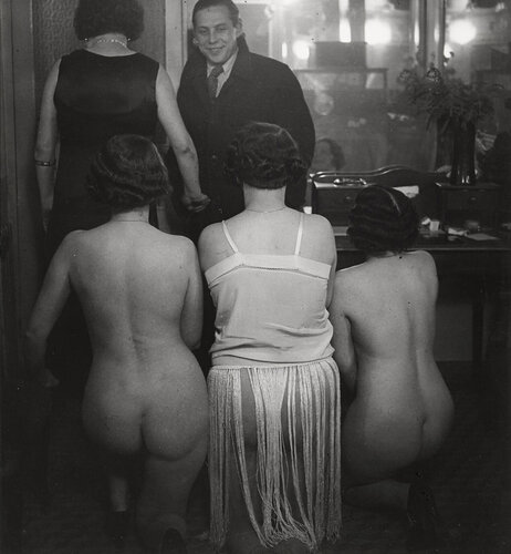 Introduction Chez Suzy, rue Grégoire-de-Tours, Paris de Brassaï, Fotografía a la venta en Singulart