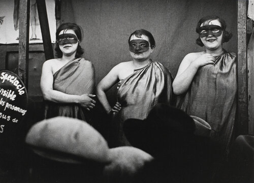 Parade D’Un Spectacle De Fete Foraine, Boulevard Saint-Jacques, Paris de Brassaï, Fotografía a la venta en Singulart