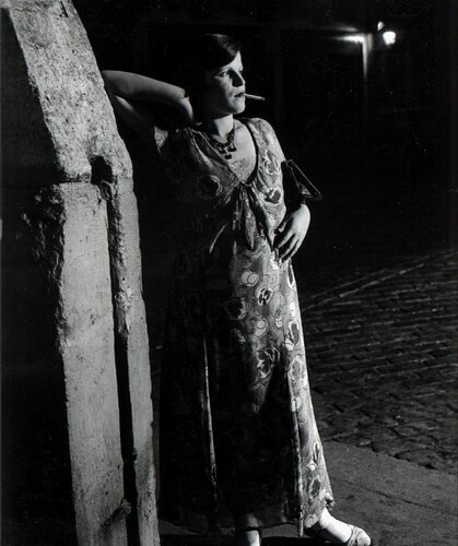 Fille De Joie Du Quartier Italien Dans Une Robe Printanière de Brassaï, Fotografía a la venta en Singulart
