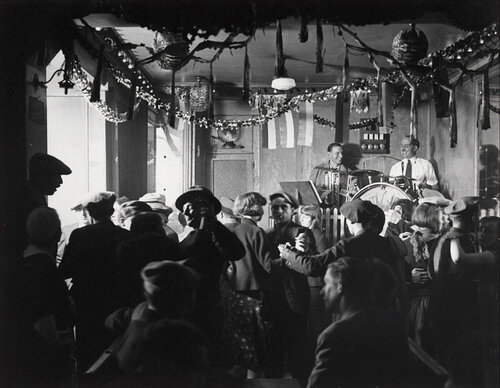 Le Bal de Quatre-Saisons, Rue De Lappe de Brassaï, Fotografía a la venta en Singulart