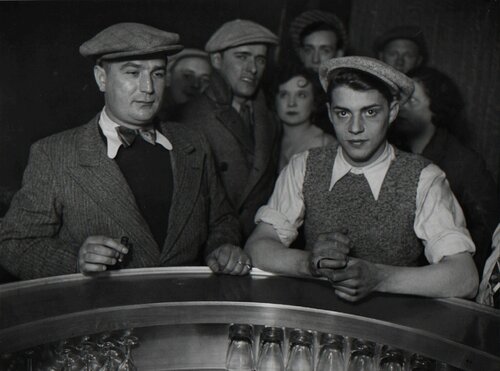Groupe d'Hommes, autour du "Zinc" dans un bistrot, Rue de Lappe de Brassaï, Fotografía a la venta en Singulart