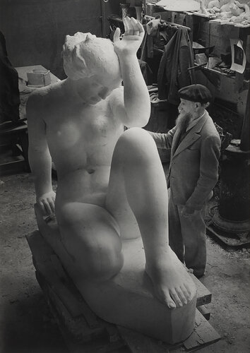 Maillol finissant sa grande sculpture, La Montagne (Maillol finishing his large sculpture, La Montagne) de Brassaï, Fotografía a la venta en Singulart