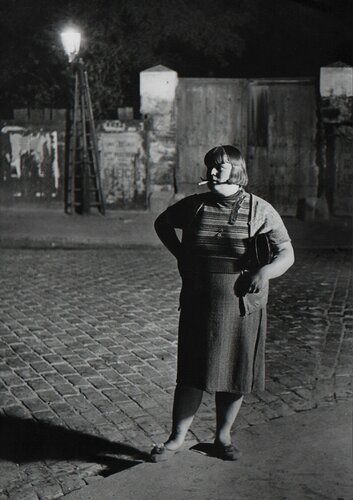 La Grosse Fille de Joie, Quartier Italie van Brassaï, Fotografie te koop op Singulart