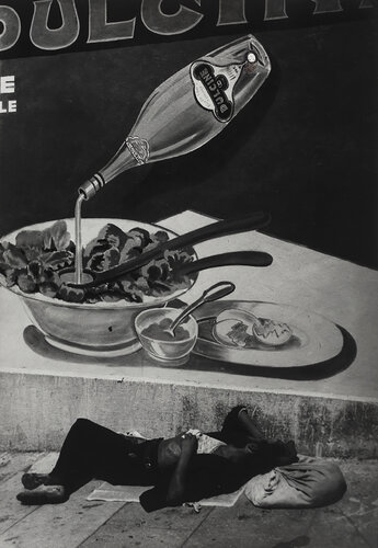 Clochard dormant à Marseille (Sleeping vagabond in Marseille) van Brassaï, Fotografie te koop op Singulart