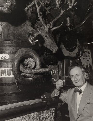 Joan Miró à Barcelona, Barrio Chino (In a bar at the Barrio Chino, Miró drinks a glass of sherry) van Brassaï, Fotografie te koop op Singulart