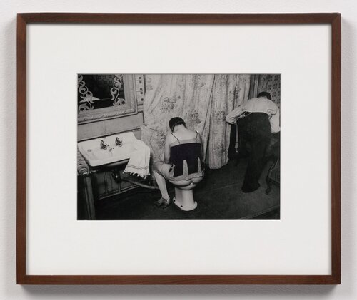 La toilette dans un hôtel de passe, rue Quincampoix (Washing up in a brothel, Rue Quincampoix) van Brassaï, Fotografie te koop op Singulart