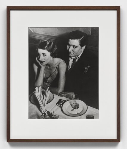 Au Monocle, un couple (Fat Claude and her Girlfriend at Le Monocle) van Brassaï, Fotografie te koop op Singulart