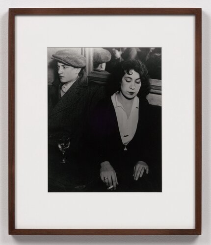 Couple fâché au bal des Quatre-Saisons, rue de Lappe, Paris (Lover’s Quarrel, Bal des Quatre-Saisons, rue de Lappe, Paris) van Brassaï, Fotografie te koop op Singulart