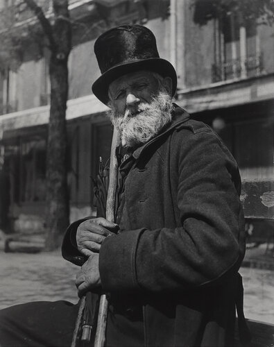 Le doyen de clochards parisiens, boulevard Saint-Jacques (The Dean of Parisian vagabonds, Boulevard Saint-Jacques) van Brassaï, Fotografie te koop op Singulart