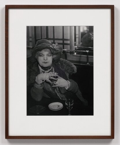 ‘Bijou’ au bar de la Lune, Montmartre (‘Bijou’, Bar de la Lune, Montmartre) van Brassaï, Fotografie te koop op Singulart