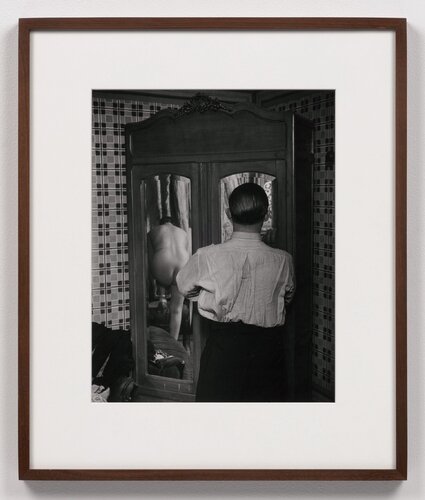 Armoire à glace dans un hôtel de passe, rue Quincampoix (Mirrored wardrobe in a brothel, Rue Quincampoix) van Brassaï, Fotografie te koop op Singulart