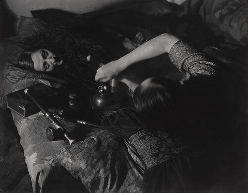 Fumeurs preperants les pipes (Smokers preparing their pipes) van Brassaï, Fotografie te koop op Singulart