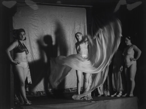 La femme de l’homme gorille, dans sa danse de Loïe Fuller, place d’Italie (The woman of ‘The Gorilla Man’, a dance by Loïe Fuller, Place d’Italie) van Brassaï, Fotografie te koop op Singulart