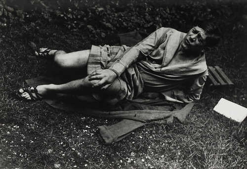 Kokoschka dans son jardin (Kokoschka in his garden) van Brassaï, Fotografie te koop op Singulart