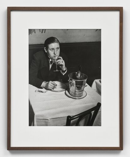 Au Monocle, Jeune invertie (Woman Dressed as a Man at Le Monocle, Montparnasse) van Brassaï, Fotografie te koop op Singulart