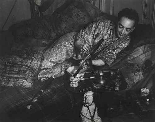 Monsieur B. revêtu d’un kimono à brocart d’or (Mr. B in a kimono with gold brocade) van Brassaï, Fotografie te koop op Singulart