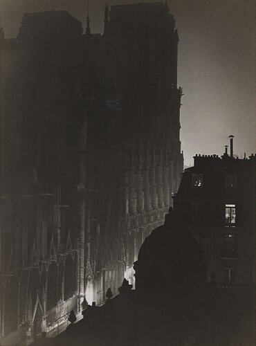 Le parvis de Notre-Dame (The square at Notre-Dame) van Brassaï, Fotografie te koop op Singulart