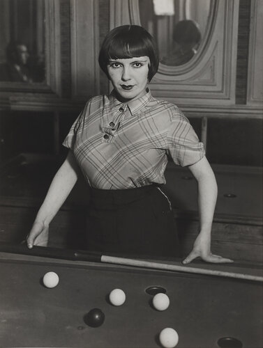 Fille de joie jouant au billard russe, boulevard Rochechouart, Montmartre (A prostitute playing Russian billiards, Boulevard Rochechouart, Montmartre) van Brassaï, Fotografie te koop op Singulart