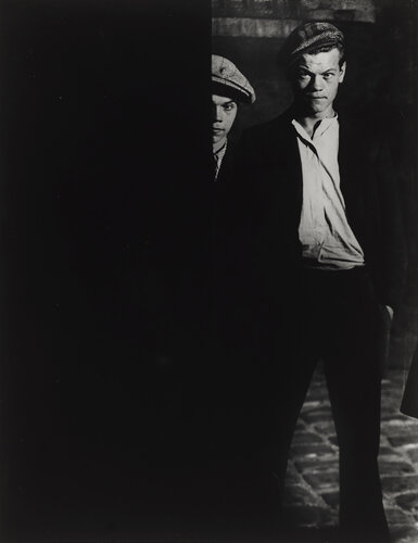 Deux voyous de la bande du Grand Albert, quartier Italie (Members of the Big Albert gang, Place d’Italie) van Brassaï, Fotografie te koop op Singulart