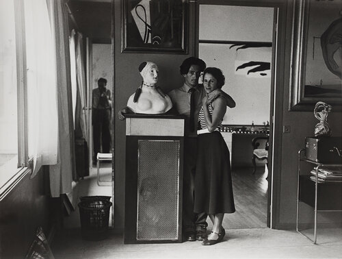 Dalí et Gala dans leur studio Parisien, 14e, Paris (Dalí and Gala in their Paris studio, Fourteenth Arondissement, Paris) van Brassaï, Fotografie te koop op Singulart