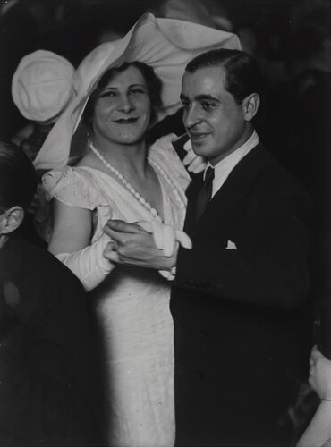Un couple au bal Magic-City (A couple at the Magic-City Ball) van Brassaï, Fotografie te koop op Singulart