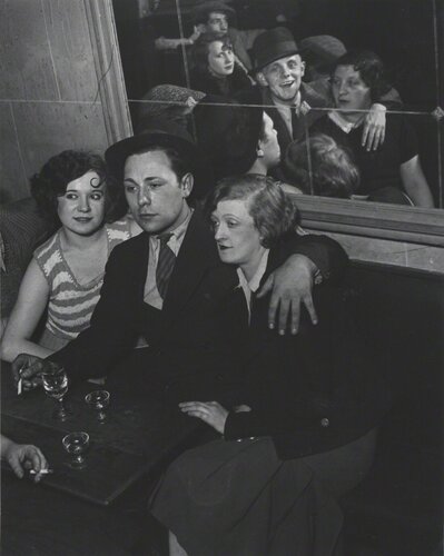 Groupe Joyeux au bal musette des Quatre Saisons, rue de Lappe, Paris, France van Brassaï, Fotografie te koop op Singulart