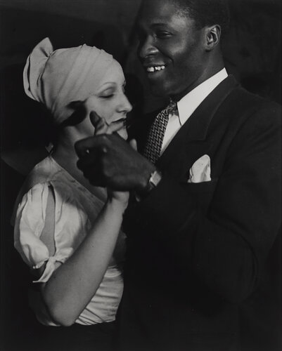 Couple au Bal Nègre, rue Blomet (Couple at the Bal Nègre, Rue Blomet) van Brassaï, Fotografie te koop op Singulart