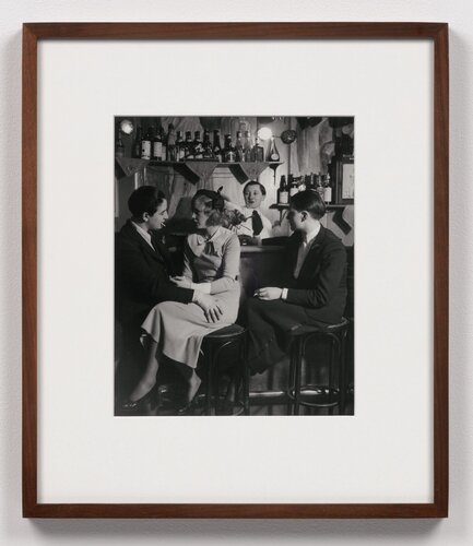 Au Monocle, Le bar, A gauche: Lulu de Montparnasse (Le Monocle, the Bar, on the left is Lulu de Montparnasse) van Brassaï, Fotografie te koop op Singulart