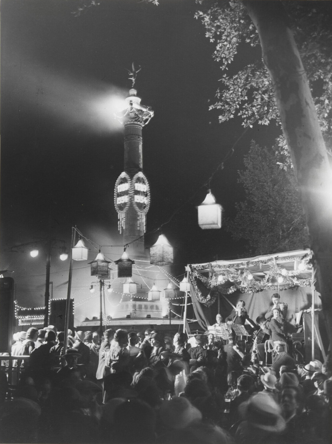 “Le 14 Juillet, Place De La Bastille, Paris Brassaï Fotografie zu verkaufen