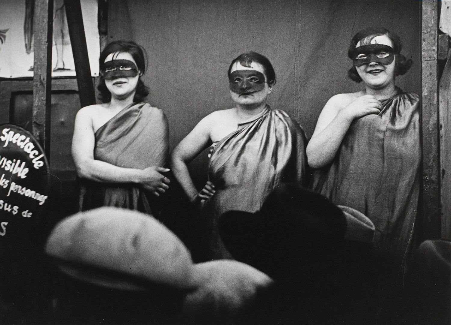 Parade D’Un Spectacle De Fete Foraine, Boulevard Saint-Jacques, Paris Brassaï Fotografie zu verkaufen