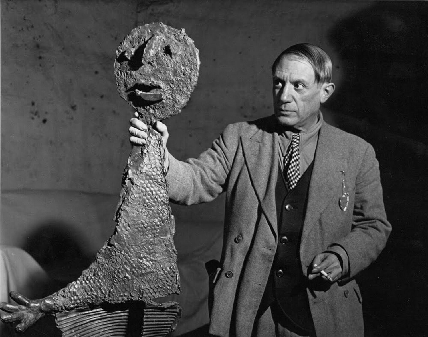Picasso Tenant Une De Les Sculptures Brassaï Fotografie zu verkaufen