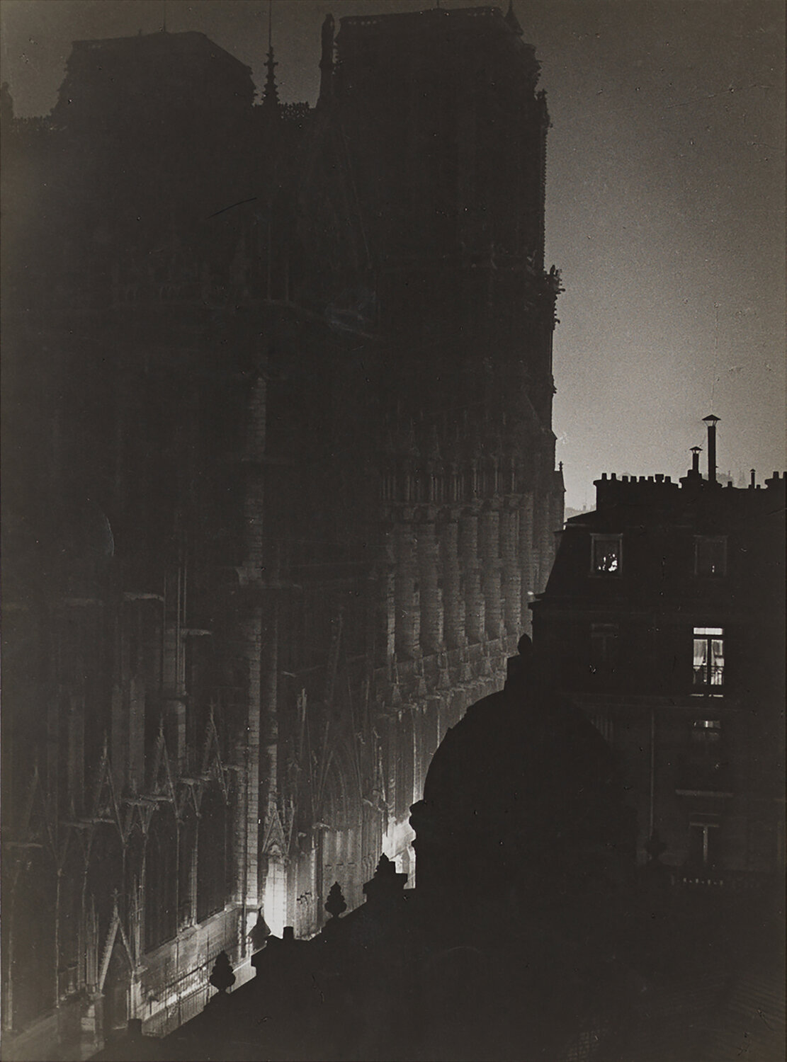 Le parvis de Notre-Dame (The square at Notre-Dame) Brassaï Fotografie zu verkaufen