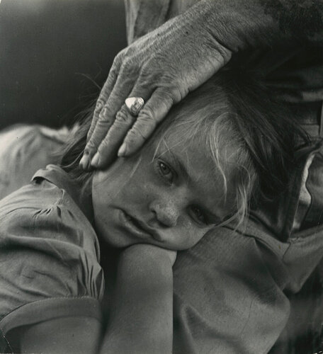 Untitled  [Sunburned girl] di Dorothea Lange, Fotografia in vendita su Singulart