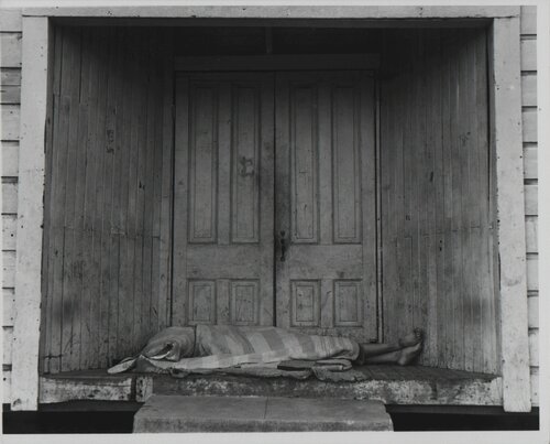 Death in Doorway, San Joaquin Valley, California di Dorothea Lange, Fotografia in vendita su Singulart