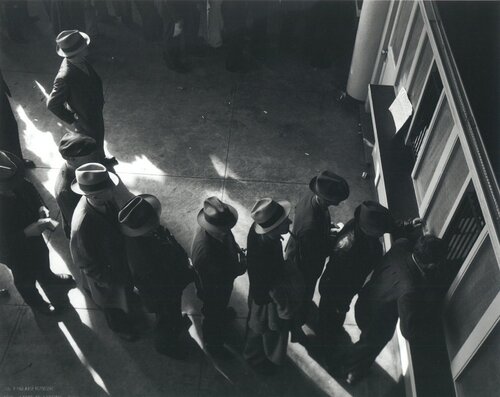 Unemployment Line di Dorothea Lange, Fotografia in vendita su Singulart