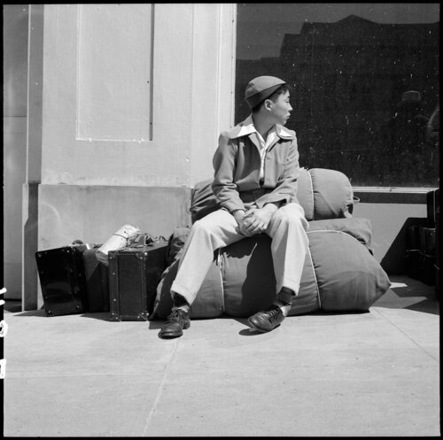 Waiting with Luggage, San Francisco di Dorothea Lange, Fotografia in vendita su Singulart