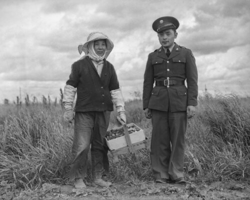 Soldier and His Mother, Floring di Dorothea Lange, Fotografia in vendita su Singulart